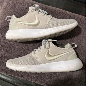 Womens Nike Sneakers Size 7 Taupe Color